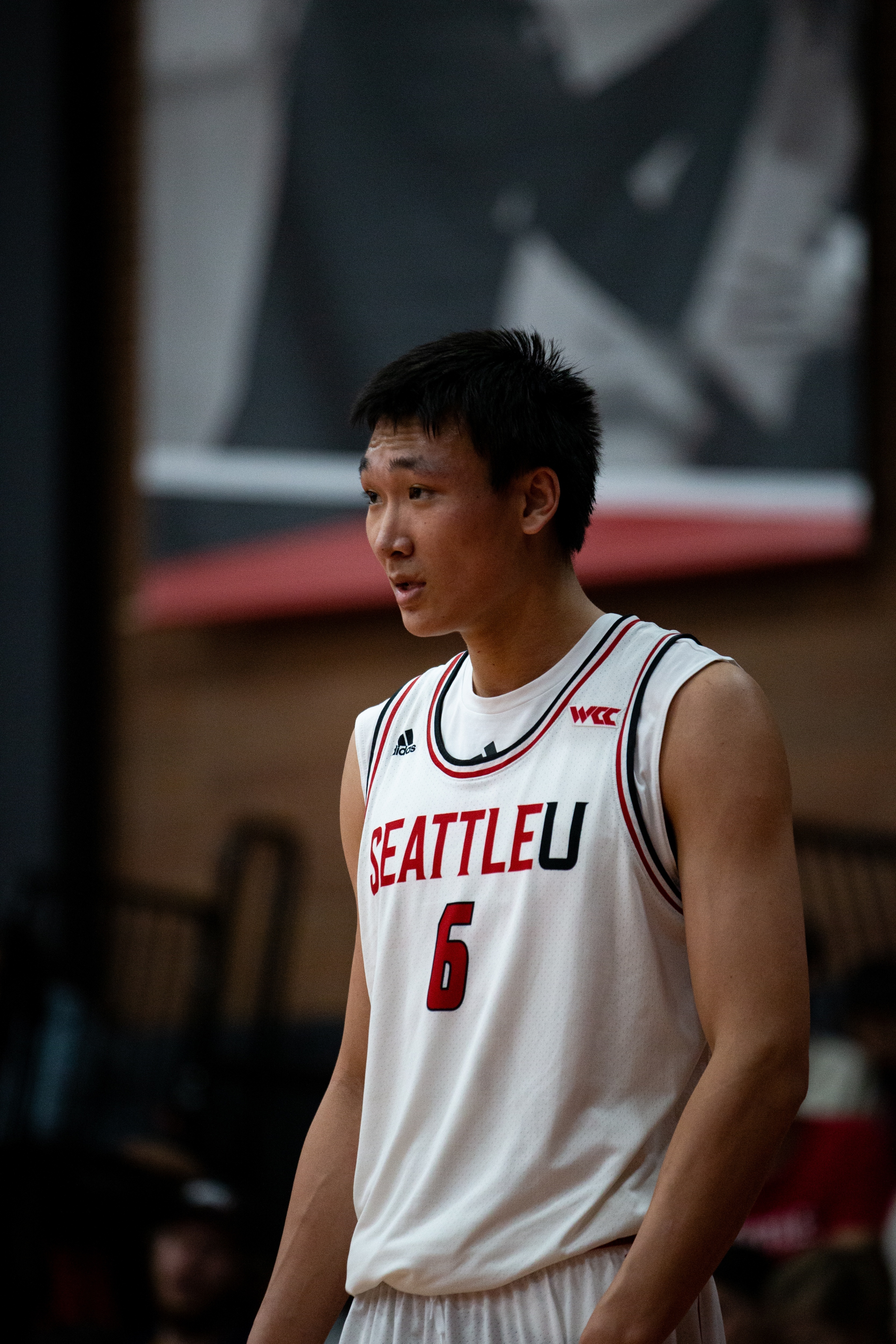 雷速体育平台-状态一般！NCAA常规赛-淡厚然替补出场14分钟 2罚1中得1分2板2助