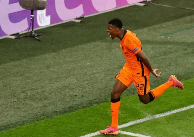 足球篮球直播-【人物】曾被嘲笑的小岛国脚 最令人惊叹的荷兰红星